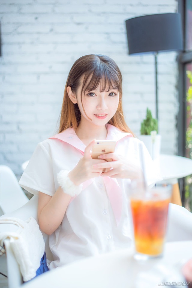 “若只有士元一人，我并不担心。”诸葛亮赞赏的点点头，这也是他准备用的策略，不过这一次，他却没有太大的把握：“士元强于军略、奇谋，精通术数，然性情孤僻，桀骜不驯，若只他一人，却是不难对付。”